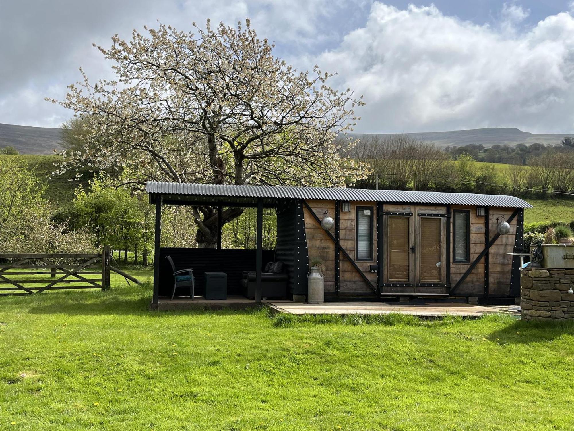 1 Bed Converted Railway Wagon Near Crickhowell Exterior photo