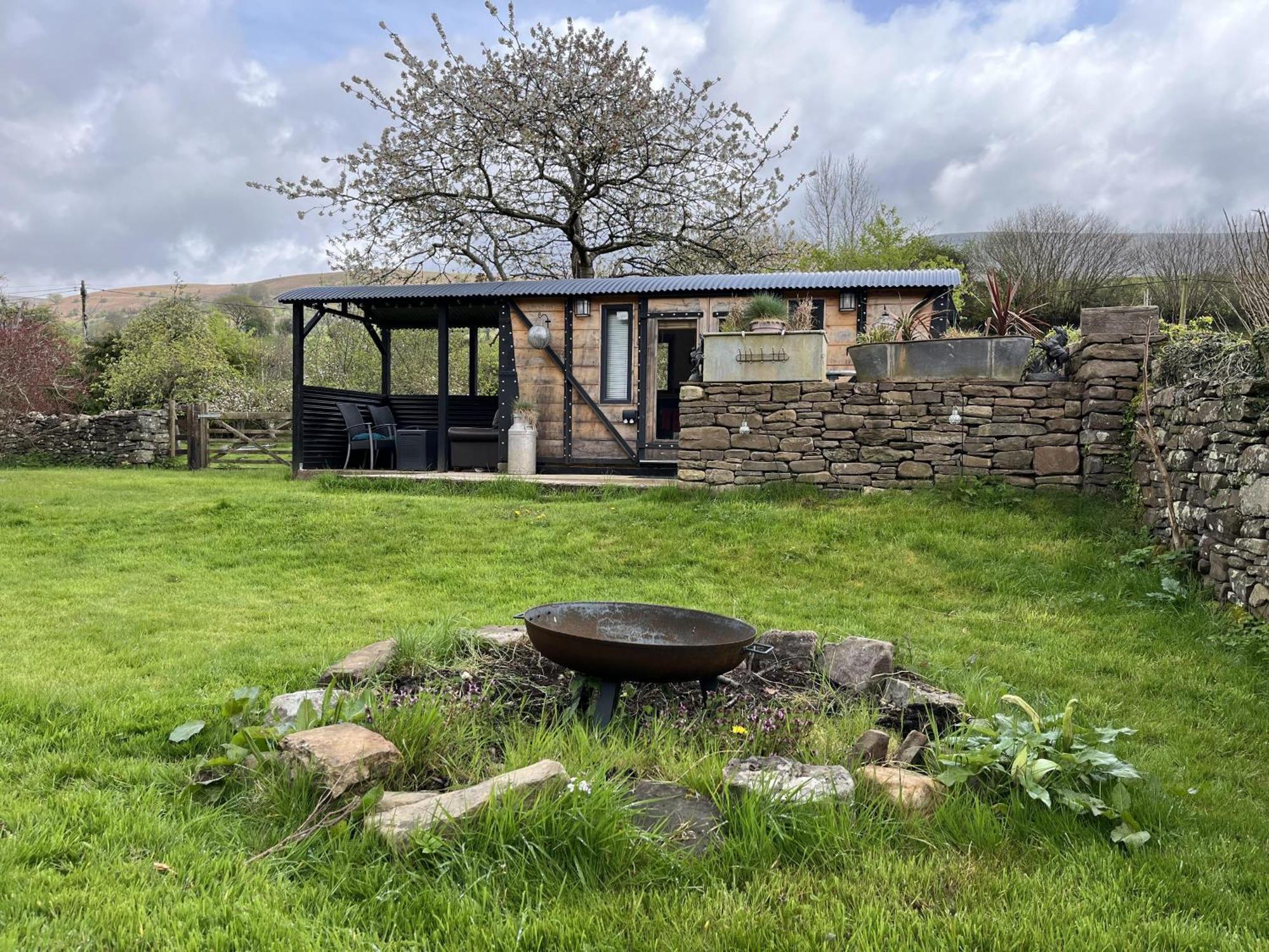 1 Bed Converted Railway Wagon Near Crickhowell Exterior photo